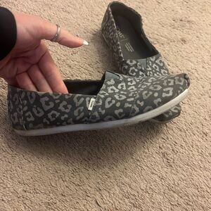 TOMS Women's Black and Gray Leopard Flats